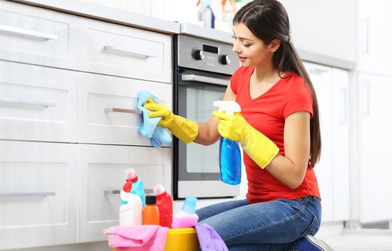 Beautiful,Woman,In,Protective,Gloves,Cleaning,Kitchen,Cabinet